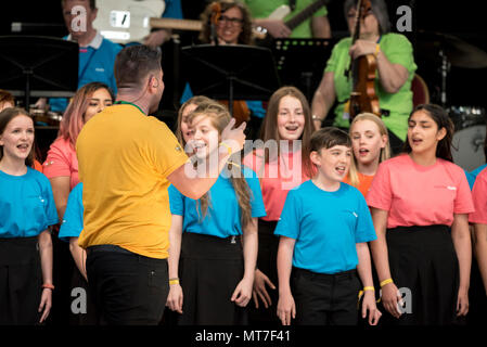 Die Kinder der Parrs Holz High School Chor singen während der Manchester zusammen Chor Konzert im Gedenken an die Opfer der Arena Bombenattentat in Manchester, Großbritannien, am 22. Mai 2018. Prinz William und der britische Premierminister Theresa May zusammen mit anderen Politikern, sowie Angehörige der Getöteten, und Rettungskräfte zur Szene des Terror Angriff, während Tausende von Menschen in Manchester Dienstag versammelten sich am ersten Jahrestag des Terrorangriffs in der Stadt die 22 Toten. Stockfoto