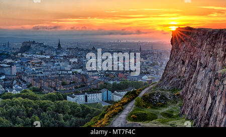 Sonnenuntergang über der Altstadt von Edinburgh von Arthurs Seat genommen Stockfoto