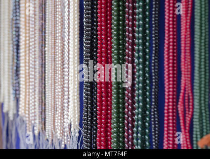 Bunt/Mehrfarbig Perlenketten im Verkauf bei Shilparamam Kunst und Handwerk Dorf in Hyderabad, Telangana, Indien. Stockfoto