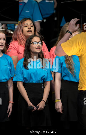 Die Kinder der Parrs Holz High School Chor singen während der Manchester zusammen Chor Konzert im Gedenken an die Opfer der Arena Bombenattentat in Manchester, Großbritannien, am 22. Mai 2018. Prinz William und der britische Premierminister Theresa May zusammen mit anderen Politikern, sowie Angehörige der Getöteten, und Rettungskräfte zur Szene des Terror Angriff, während Tausende von Menschen in Manchester Dienstag versammelten sich am ersten Jahrestag des Terrorangriffs in der Stadt die 22 Toten. Stockfoto