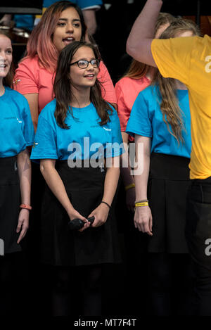 Die Kinder der Parrs Holz High School Chor singen während der Manchester zusammen Chor Konzert im Gedenken an die Opfer der Arena Bombenattentat in Manchester, Großbritannien, am 22. Mai 2018. Prinz William und der britische Premierminister Theresa May zusammen mit anderen Politikern, sowie Angehörige der Getöteten, und Rettungskräfte zur Szene des Terror Angriff, während Tausende von Menschen in Manchester Dienstag versammelten sich am ersten Jahrestag des Terrorangriffs in der Stadt die 22 Toten. Stockfoto