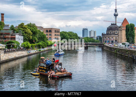 Deutschland, Berlin-Mitte, Mai 2017 27. Anti AfD boot Protest an der Spree bundesweite AfD Demo zu begegnen. Stockfoto