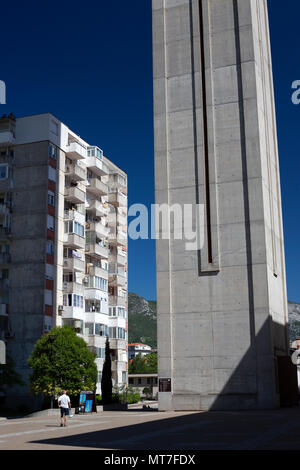 In Mostar (Bosnien-Herzegowina), ein Wohnblock durch das neue Campanile der Heiligen Petrus und Paulus Franziskanerkirche (350.96 feet High dominiert). Stockfoto