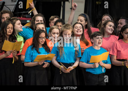 Die Kinder der Parrs Holz High School Chor singen während der Manchester zusammen Chor Konzert im Gedenken an die Opfer der Arena Bombenattentat in Manchester, Großbritannien, am 22. Mai 2018. Prinz William und der britische Premierminister Theresa May zusammen mit anderen Politikern, sowie Angehörige der Getöteten, und Rettungskräfte zur Szene des Terror Angriff, während Tausende von Menschen in Manchester Dienstag versammelten sich am ersten Jahrestag des Terrorangriffs in der Stadt die 22 Toten. Stockfoto