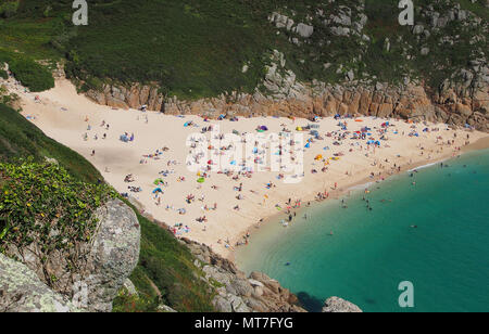 Strand bei Pothcurno Bay/Cove in Cornwall, England, Großbritannien, zeigen den Strand im Sommer. Luftaufnahme der Urlauber zum Sonnenbaden und Schwimmen. Stockfoto