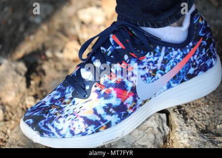 Roquebrune-Cap-Martin, Frankreich - 23. März 2018: Nahaufnahme von einer Frau Nike mit der Lunarlon Laufschuh (Cognac) in der Natur Stockfoto