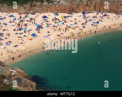 Strand bei Pothcurno Bay/Cove in Cornwall, England, Großbritannien, zeigen den Strand im Sommer. Luftaufnahme der Urlauber zum Sonnenbaden und Schwimmen. Stockfoto