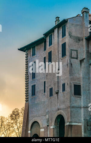 Low Angle View der antiken Gebäude in der Stadt Rom, Italien Stockfoto