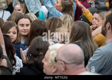 Zwei Mädchen schreien und Hug während des Manchester zusammen Chor Konzert im Gedenken an die Opfer der Arena Bombenattentat in Manchester, Großbritannien, am 22. Mai 2018. Prinz William und der britische Premierminister Theresa May zusammen mit anderen Politikern, sowie Angehörige der Getöteten, und Rettungskräfte zur Szene des Terror Angriff, während Tausende von Menschen in Manchester Dienstag versammelten sich am ersten Jahrestag des Terrorangriffs in der Stadt die 22 Toten. Stockfoto