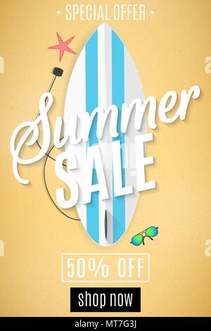 Summer Sale Flyer. Surfboard am Strand. Sand Strand. Für Ihr Unternehmen. Große Rabatte. Rote Seesterne und Sonnenbrillen. Kalligraphie und letterin Stock Vektor