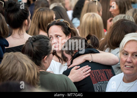 Zwei Mädchen schreien und Hug während des Manchester zusammen Chor Konzert im Gedenken an die Opfer der Arena Bombenattentat in Manchester, Großbritannien, am 22. Mai 2018. Prinz William und der britische Premierminister Theresa May zusammen mit anderen Politikern, sowie Angehörige der Getöteten, und Rettungskräfte zur Szene des Terror Angriff, während Tausende von Menschen in Manchester Dienstag versammelten sich am ersten Jahrestag des Terrorangriffs in der Stadt die 22 Toten. Stockfoto