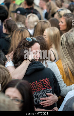 Zwei Mädchen schreien und Hug während des Manchester zusammen Chor Konzert im Gedenken an die Opfer der Arena Bombenattentat in Manchester, Großbritannien, am 22. Mai 2018. Prinz William und der britische Premierminister Theresa May zusammen mit anderen Politikern, sowie Angehörige der Getöteten, und Rettungskräfte zur Szene des Terror Angriff, während Tausende von Menschen in Manchester Dienstag versammelten sich am ersten Jahrestag des Terrorangriffs in der Stadt die 22 Toten. Stockfoto