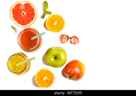 Bunte Säfte oder Smoothies in Gläsern. Ansicht von oben, auf weißem Hintergrund. Stockfoto