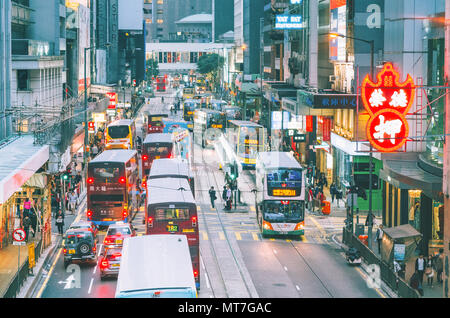 Verkehr im Zentrum von Hong Kong, Financial District von Hong Kong. Stockfoto