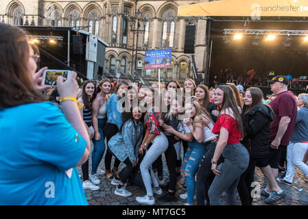 Eine Gruppe von Mädchen im Teenageralter posieren für Fotos nach dem Manchester zusammen Chor Konzert im Gedenken an die Opfer der Arena Bombenattentat in Manchester, Großbritannien, am 22. Mai 2018. Prinz William und der britische Premierminister Theresa May zusammen mit anderen Politikern, sowie Angehörige der Getöteten, und Rettungskräfte zur Szene des Terror Angriff, während Tausende von Menschen in Manchester Dienstag versammelten sich am ersten Jahrestag des Terrorangriffs in der Stadt die 22 Toten. Stockfoto