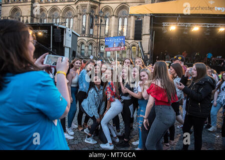 Eine Gruppe von Mädchen im Teenageralter posieren für Fotos nach dem Manchester zusammen Chor Konzert im Gedenken an die Opfer der Arena Bombenattentat in Manchester, Großbritannien, am 22. Mai 2018. Prinz William und der britische Premierminister Theresa May zusammen mit anderen Politikern, sowie Angehörige der Getöteten, und Rettungskräfte zur Szene des Terror Angriff, während Tausende von Menschen in Manchester Dienstag versammelten sich am ersten Jahrestag des Terrorangriffs in der Stadt die 22 Toten. Stockfoto