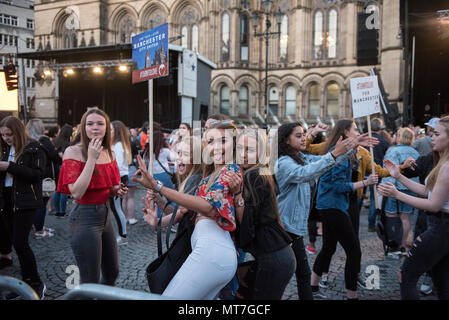 Eine Gruppe von Mädchen im Teenageralter posieren für Fotos nach dem Manchester zusammen Chor Konzert im Gedenken an die Opfer der Arena Bombenattentat in Manchester, Großbritannien, am 22. Mai 2018. Prinz William und der britische Premierminister Theresa May zusammen mit anderen Politikern, sowie Angehörige der Getöteten, und Rettungskräfte zur Szene des Terror Angriff, während Tausende von Menschen in Manchester Dienstag versammelten sich am ersten Jahrestag des Terrorangriffs in der Stadt die 22 Toten. Stockfoto