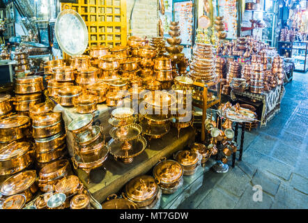 Blick auf Kupfer Kunsthandwerk auf dem Basar von isfahan - Iran Stockfoto