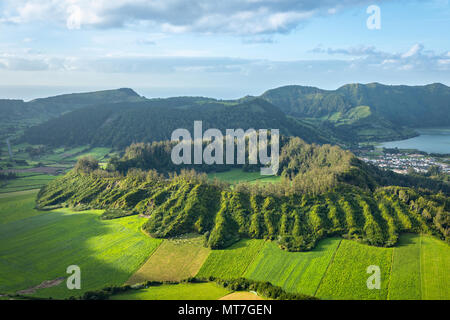 Luftaufnahme der Caldeira Seca in Sete Cidades Volcano Complex, Sao Miguel, Azoren, Portugal Stockfoto