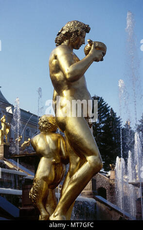 Eine goldene Nachbildung von Michelangelos Bacchus (Bacchus und Pan). Die Große Kaskade. Schloss Peterhof, in der Nähe von Saint Petersburg, Russland. Peter der Große bestellt seine Konstruktion, 1714-1725. Stockfoto