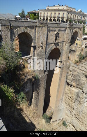Schöne Neue Brücke von Ronda und Tourismus Hostel Im 18. Jahrhundert gebaut. August 4, 2016. Reisen Archutecture Urlaub. Ronda Malaga Andalusien Spanien Stockfoto