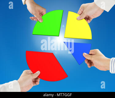 Hand, 3-D-Kreisdiagramm mit blauem Himmel Hintergrund Stockfoto