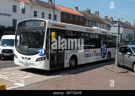 Yorkshire Dales und Distrct Bus auf der Route 73 in Northallerton Zentrum, Richtung Bedale im Frühjahr Sonnenschein Stockfoto