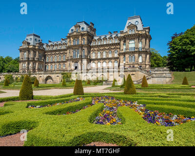 Die Frontansicht des Bowes Museum und Garten Barnard Castle Co Durham England Großbritannien im Frühjahr Stockfoto