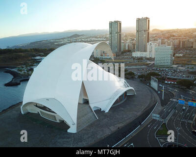 Luftbild des Auditorio de Tenerife und die Stadt Santa Cruz de Tenerife an der Atlantikküste. Teneriffa, Kanarische Inseln, Spanien Stockfoto