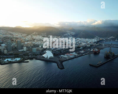 Luftaufnahme der Stadt von Santa Cruz de Tenerife an der Atlantikküste. Teneriffa, Kanarische Inseln, Spanien Stockfoto