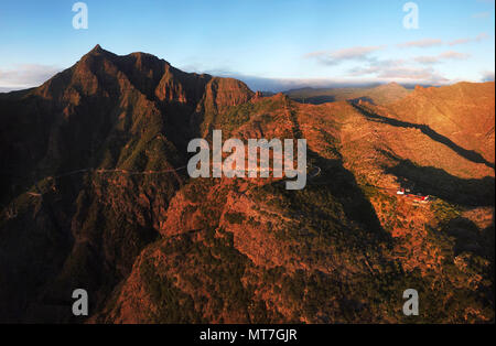 Luftaufnahme von Berg Straße nach Masca Dorf bei Sonnenuntergang auf Teneriffa, Kanarische Inseln, Spanien. Panorama Stockfoto