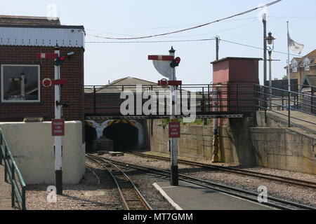 Foto der Signale, Gleise, Tunnel und Brücke in New Romney Station auf der Romney, Hythe & Dymchurch Steam Railway in Kent Stockfoto