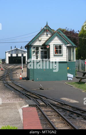 Ein Blick auf das Stellwerk in New Romney Station auf der Romney, Hythe & Dymchurch Erbe Steam Railway, Kent Stockfoto