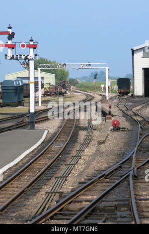 Ein Blick auf die Gleise und Oberleitungen Signalbrücken in New Romney Station auf der Romney, Hythe & Dymchurch Erbe Steam Railway, Kent Stockfoto