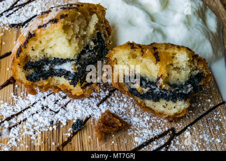 Frittierte Oreo Cookies in der Hälfte Closeup Stockfoto