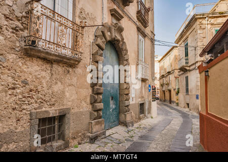 Via Pietro Vianeo, engen Straße im historischen Zentrum von Tropea, Kalabrien, Italien Stockfoto