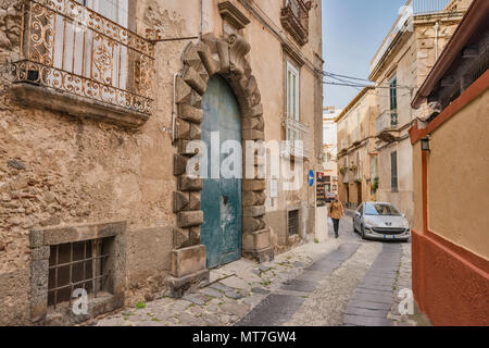 Via Pietro Vianeo, engen Straße im historischen Zentrum von Tropea, Kalabrien, Italien Stockfoto