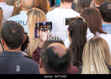 Menschen fotografieren während der Manchester zusammen Chor Konzert im Gedenken an die Opfer der Arena Bombenattentat in Manchester, Großbritannien, am 22. Mai 2018. Prinz William und der britische Premierminister Theresa May zusammen mit anderen Politikern, sowie Angehörige der Getöteten, und Rettungskräfte zur Szene des Terror Angriff, während Tausende von Menschen in Manchester Dienstag versammelten sich am ersten Jahrestag des Terrorangriffs in der Stadt die 22 Toten. Stockfoto