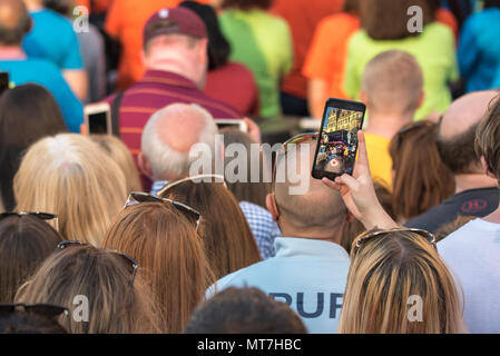 Menschen fotografieren während der Manchester zusammen Chor Konzert im Gedenken an die Opfer der Arena Bombenattentat in Manchester, Großbritannien, am 22. Mai 2018. Prinz William und der britische Premierminister Theresa May zusammen mit anderen Politikern, sowie Angehörige der Getöteten, und Rettungskräfte zur Szene des Terror Angriff, während Tausende von Menschen in Manchester Dienstag versammelten sich am ersten Jahrestag des Terrorangriffs in der Stadt die 22 Toten. Stockfoto