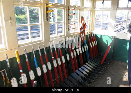 Viele Hebel im Stellwerk in New Romney Station auf der Romney, Hythe & Dymchurch Steam Railway, Kent Stockfoto