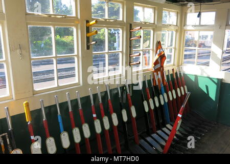 Viele Hebel im Stellwerk in New Romney Station auf der Romney, Hythe & Dymchurch Steam Railway, Kent Stockfoto