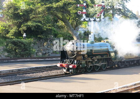 Die Dampfmaschine Typhoon kommt zu New Romney Station in einer Rauchwolke, Romney, Hythe & Dymchurch Railway, Kent Stockfoto