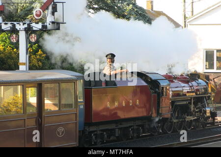 Dampfmaschine Winston Churchill ist nach oben und unten den Track am Ende des Tages an der New Romney Station auf der Romney, Hythe & Dymchurch Railway geschoben Stockfoto