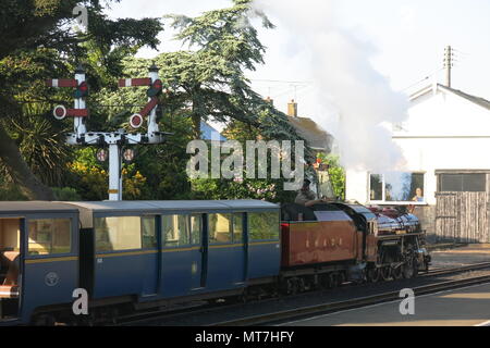 Dampfmaschine Winston Churchill ist nach oben und unten den Track am Ende des Tages an der New Romney Station auf der Romney, Hythe & Dymchurch Railway geschoben Stockfoto