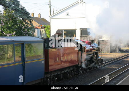 Dampfmaschine Winston Churchill ist nach oben und unten den Track am Ende des Tages an der New Romney Station auf der Romney, Hythe & Dymchurch Railway geschoben Stockfoto