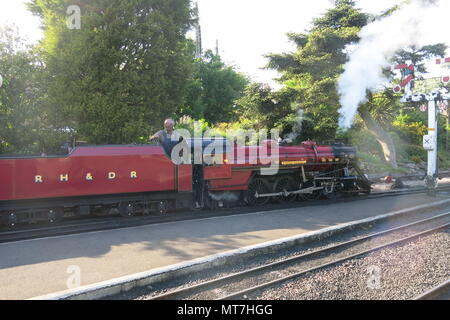 Dampfmaschine Winston Churchill ist nach oben und unten den Track am Ende des Tages an der New Romney Station auf der Romney, Hythe & Dymchurch Railway geschoben Stockfoto