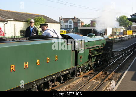 Freiwillige und Fahrer an der Romney, Hythe & Dymchurch Railway steht neben der Lokomotive Typhoon in New Romney Station, Kent Stockfoto