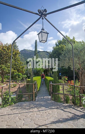 VALLDEMOSSA, Mallorca, Balearen, SPANIEN - 26. JULI 2017: Cartujan Kloster Gärten mit Rosen am frühen Morgen an einem sonnigen Tag am 26. Juli 2017 Stockfoto