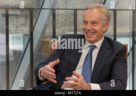 Das Recht auf Tony Blair im Gespräch in seinem Büro an der Tony Blair Institut für Globale Änderung in Central London Stockfoto