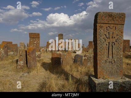 Flechten und Moos - verkrustete khachkars (khatchkars oder cross-Steine) in Noratus (noraduz) Friedhof, Noratus (noraduz), Armenien Stockfoto